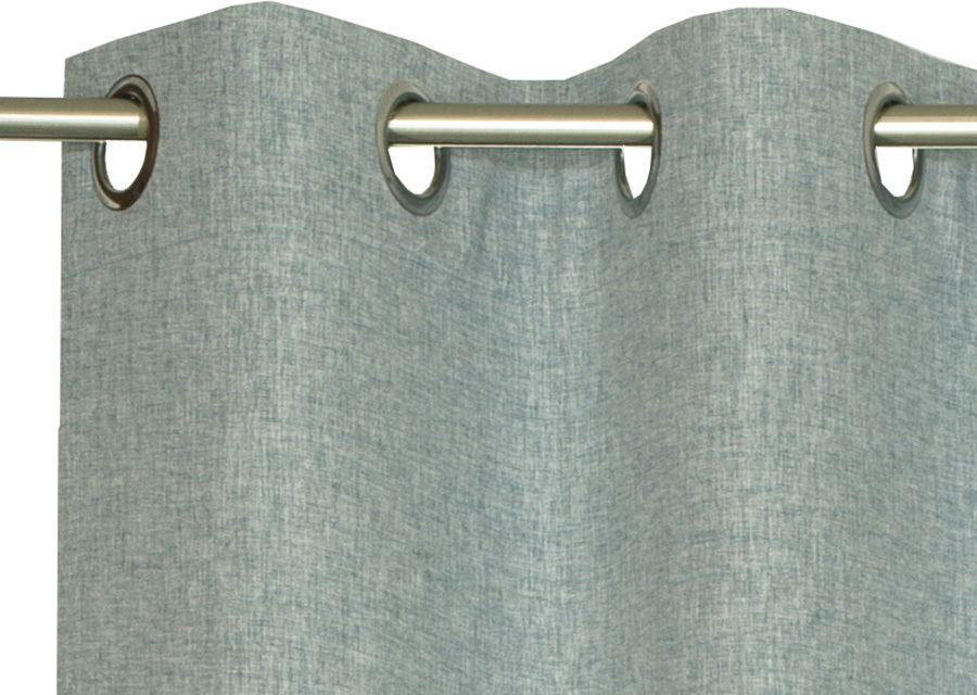 Grauer Ösenschal aus Stoff, Nahaufnahme von oben mit Metallösen auf einer Gardinenstange.