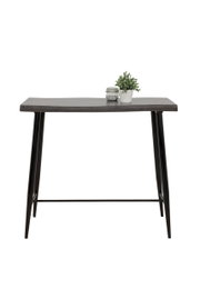 Moderner Bartisch mit dunkler Holzplatte und schwarzen Metallbeinen, frontal fotografiert. Dekoriert mit einer kleinen Pflanze und einem Glasgefäß.