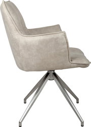 Beiger, gepolsterter Drehstuhl mit Armlehnen und hoher Rückenlehne auf silbernem Metall-Fußkreuz, Seitenansicht von links vor weißem Hintergrund