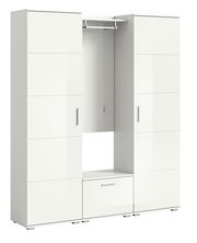 Weiße Garderobenkombination mit zwei hohen Schränken und einer offenen Mittelpartie mit Kleiderstange, frontal betrachtet.