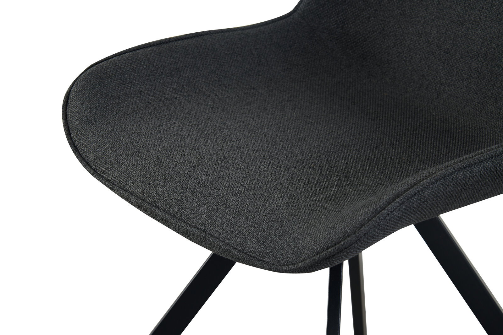 Nahaufnahme eines dunkelgrauen, gepolsterten Stoff-Sitzes eines Stuhls mit schwarzen Metallbeinen, schräg von oben/vorne fotografiert.