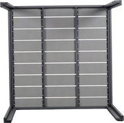 Unteransicht eines quadratischen Gartentisches mit grauen Lamellen und schwarzem Rahmen.