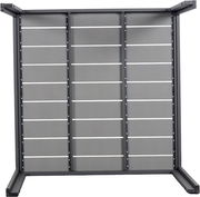 Unteransicht eines quadratischen Gartentisches mit grauen Lamellen und schwarzem Rahmen.