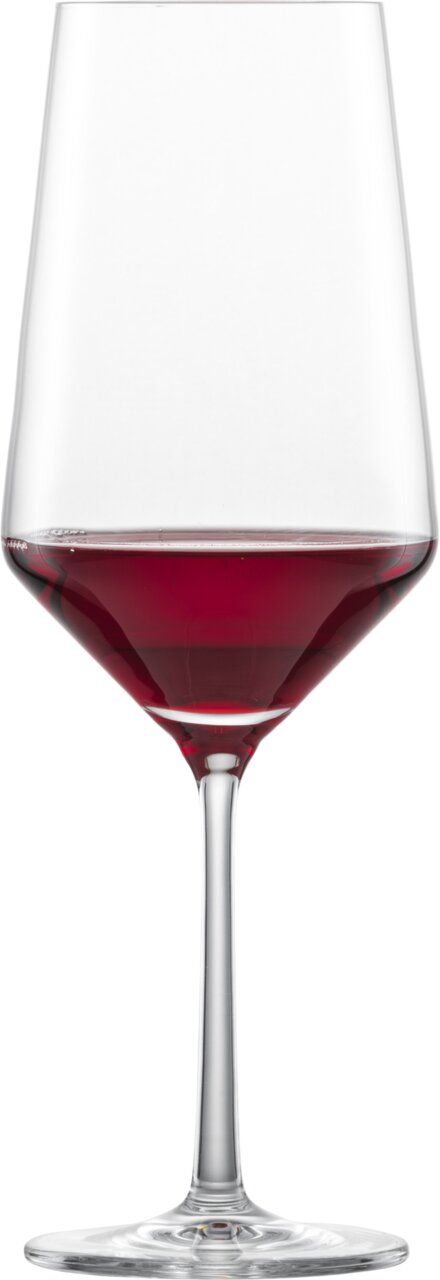 SCHOTT ZWIESEL Bordeauxglas PURE Bordeaux Rotweinglas Pure, gefüllt mit Rotwein, in Frontalansicht