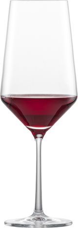 Bordeaux Rotweinglas Pure, gefüllt mit Rotwein, in Frontalansicht