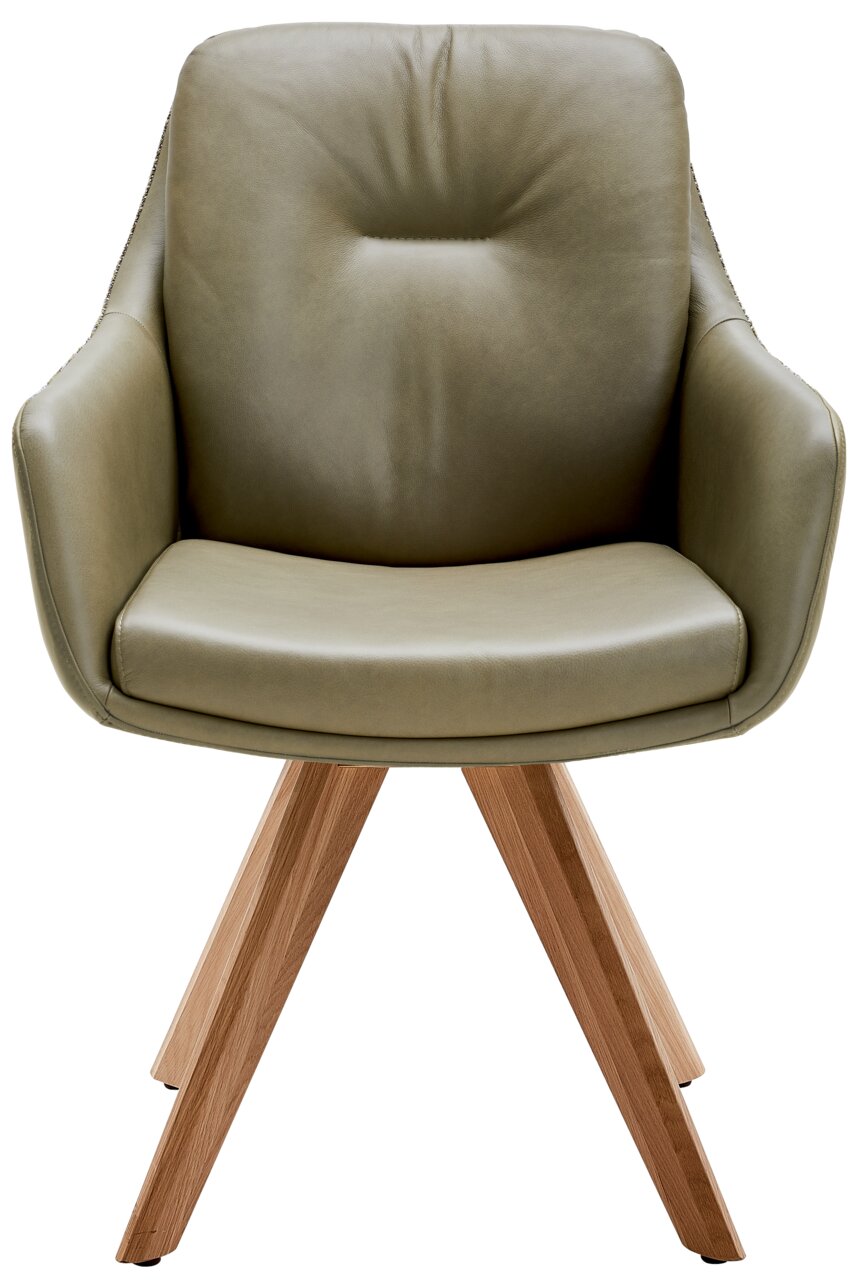 Moderne fauteuil met olijfgroene lederen bekleding en houten poten, vooraanzicht