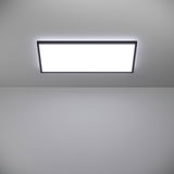 Rechteckige LED-Deckenleuchte ROVITO, von unten betrachtet, mit gleichmäßiger Ausleuchtung und modernem Design.