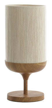 Moderne tafellamp met een cilindervormige, crèmekleurige stoffen kap met geribbeld patroon en een houten voet op een ronde sokkel, vrijstaand tegen een witte achtergrond, vooraanzicht.