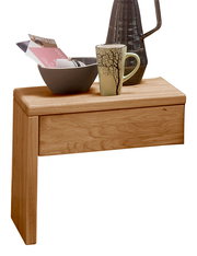 Nachtkommode aus Holz mit dekorativen Gegenständen darauf, seitliche Perspektive