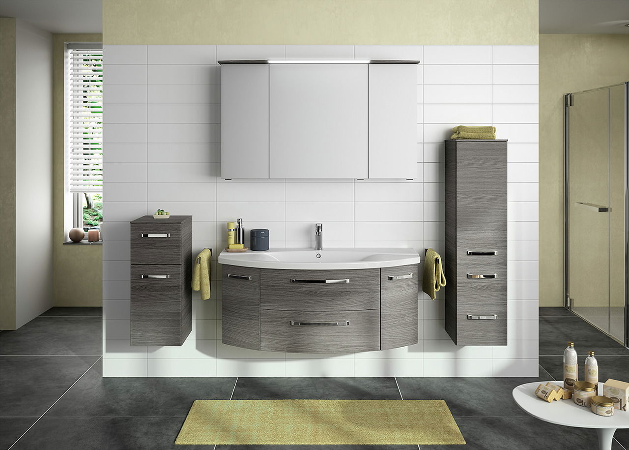 Moderne Badkombination mit grauen Holzschränken und weißem Waschbecken, frontal betrachtet.