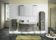 Moderne Badkombination mit grauen Holzschränken und weißem Waschbecken, frontal betrachtet.