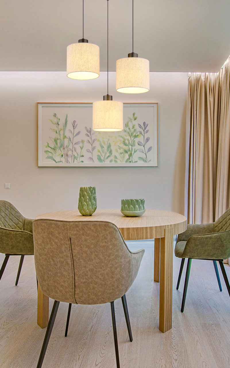 Drei moderne Hängeleuchten in einem Esszimmer, aus der Perspektive von unten betrachtet.