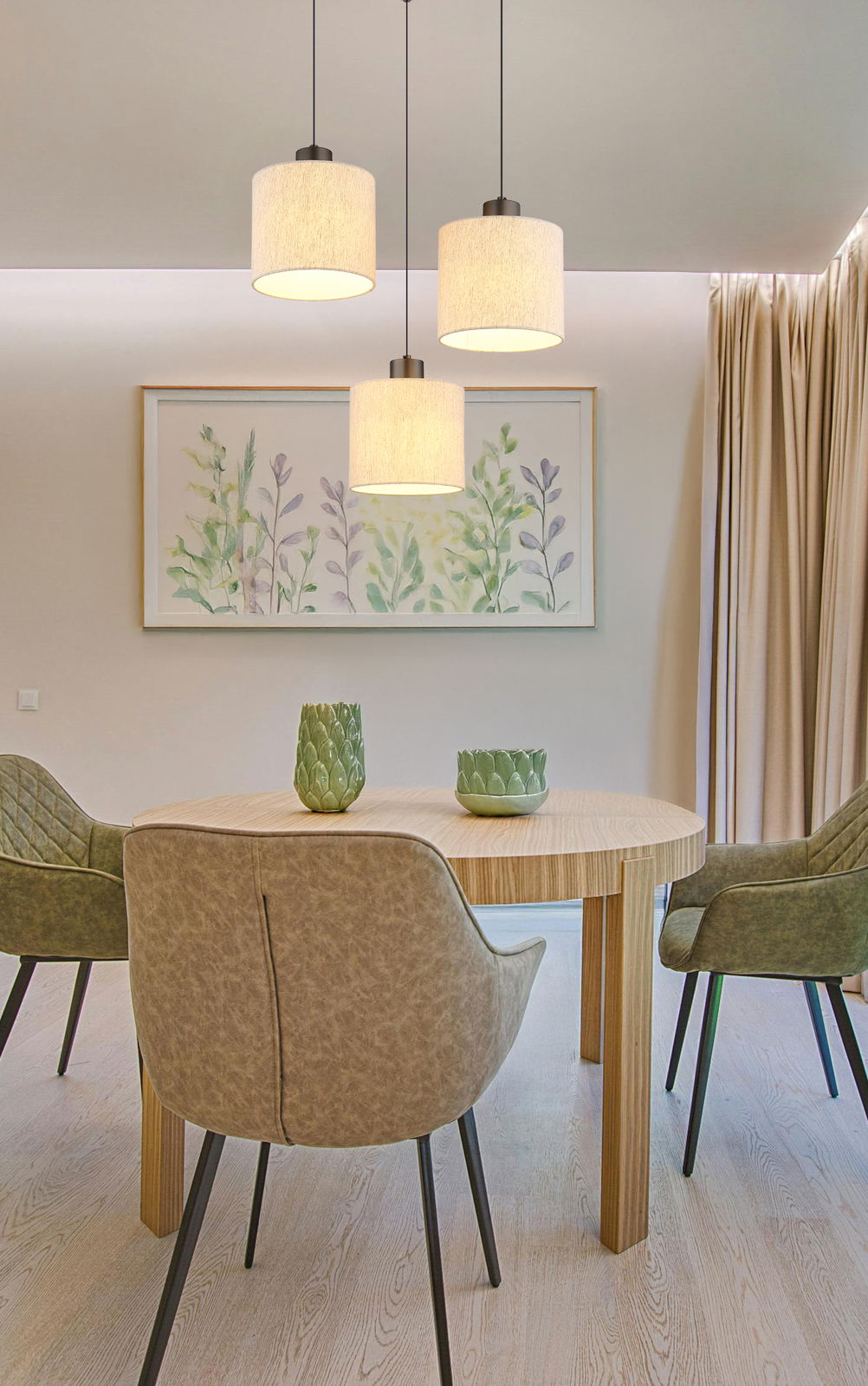 Drei moderne Hängeleuchten in einem Esszimmer, aus der Perspektive von unten betrachtet.