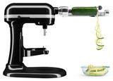 Schwarze Küchenmaschine Heavy Duty 5,2L mit Spiralaufsatz, seitliche Perspektive, Zucchini wird in Spiralen geschnitten.