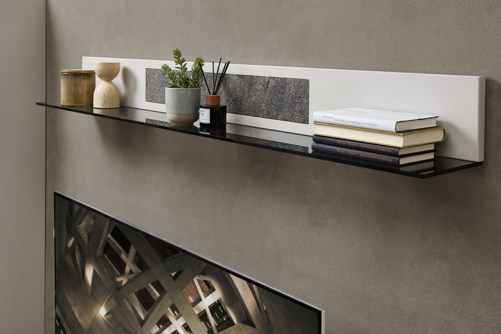 Modernes Wandboard mit Dekorationen und Büchern, seitliche Perspektive