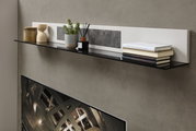 Modernes Wandboard mit Dekorationen und Büchern, seitliche Perspektive