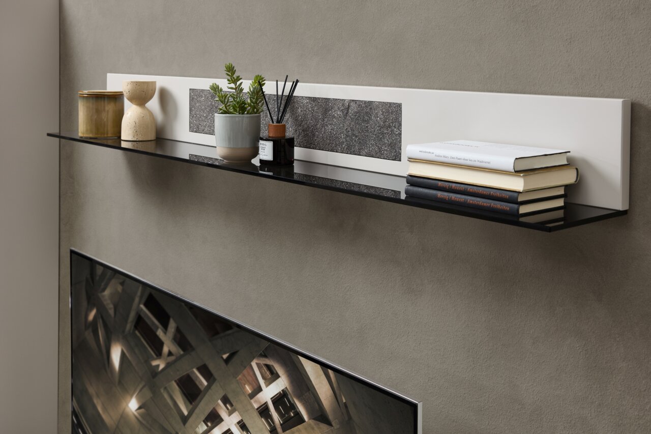 Modernes Wandboard mit Dekorationen und Büchern, seitliche Perspektive