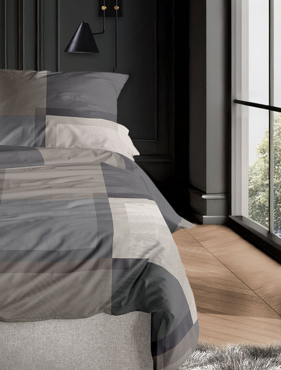 Bettwäsche 155x220cm in modernem geometrischen Design, seitliche Perspektive im stilvollen Schlafzimmer mit dunkler Wand und großem Fenster.
