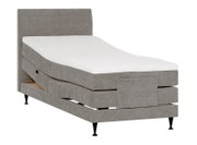 Verstelbaar eenpersoonsbed in grijsbeige stof met hoog hoofdbord, wit matras en zwarte poten, schuin van voren weergegeven met verhoogd hoofd- en voeteneinde.