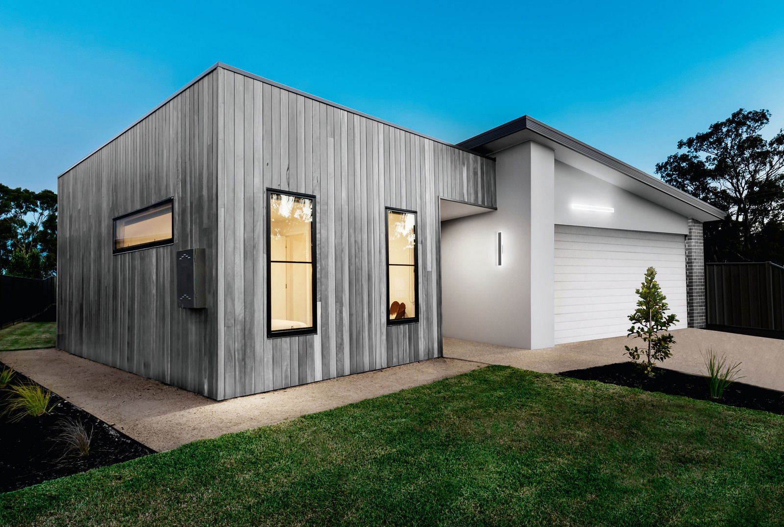 Fabas Luce LED-Außenwandleuchte JASON Moderne LED-Außenwandleuchte an der Fassade eines zeitgenössischen Hauses, seitliche Perspektive.