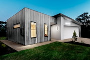 Moderne LED-Außenwandleuchte an der Fassade eines zeitgenössischen Hauses, seitliche Perspektive.