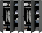 Offener, dunkelgrauer Kleiderschrank mit mehreren Türen und schwarzem Innenraum, mit Kleiderstangen, Regalböden und gefalteter Kleidung sowie Aufbewahrungsboxen, Frontansicht.
