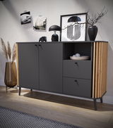 Modernes Sideboard in dunklem Grau mit Holzdetails, dekoriert mit Kunstobjekten und Pflanzen, aus seitlicher Perspektive fotografiert.