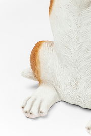 Nahaufnahme eines Beistelltischs in Form eines Hundes, Fokus auf die Pfote und das Fell, seitliche Perspektive.