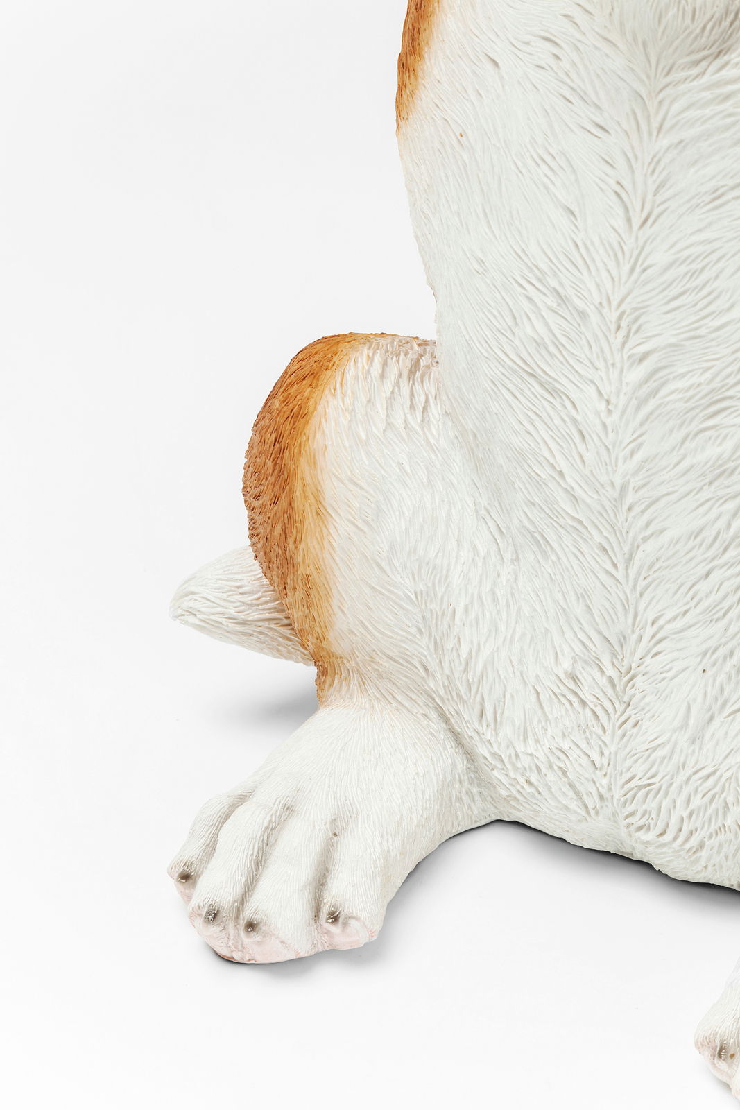 Nahaufnahme eines Beistelltischs in Form eines Hundes, Fokus auf die Pfote und das Fell, seitliche Perspektive.