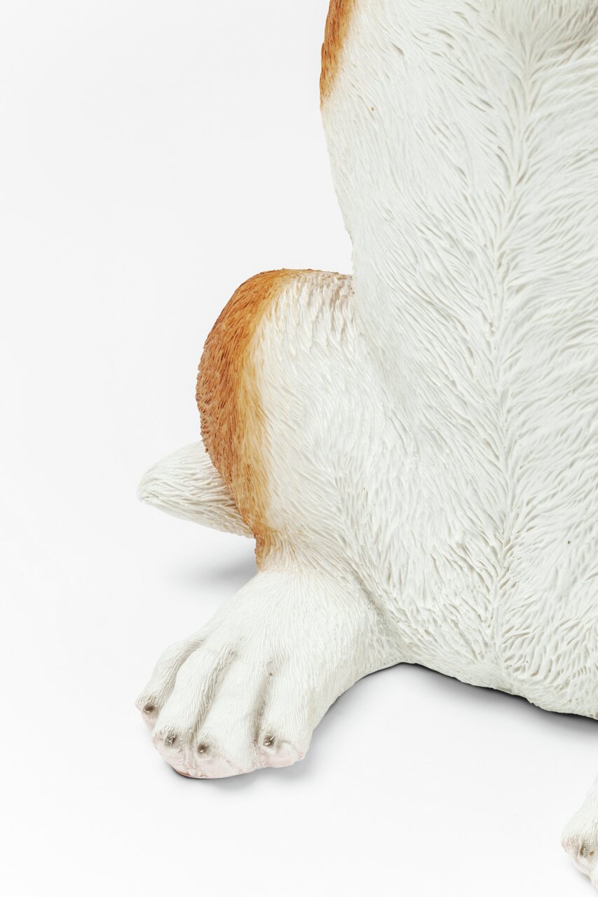 Close-up van een bijzettafeltje in de vorm van een hond, met de nadruk op de poot en de vacht, vanuit een zijaanzicht.