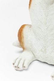 Close-up van een bijzettafeltje in de vorm van een hond, met de nadruk op de poot en de vacht, vanuit een zijaanzicht.