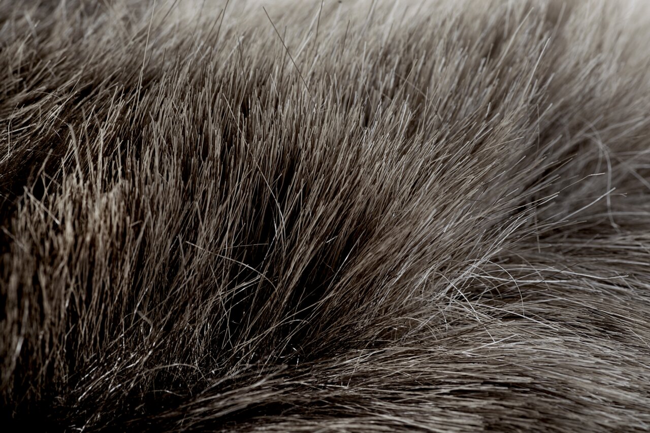 Andiamo Rentier Kunstfell 90 rund FELLE Nahaufnahme von Rentier Kunstfell mit weicher, dichter Struktur in natürlicher Farbgebung.