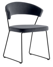 Moderner Stuhl mit schwarzem Metallgestell und gepolsterter Rückenlehne, seitliche Perspektive