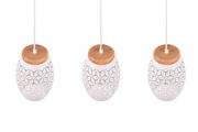 Drei moderne Pendelleuchten mit geometrischem Muster und Holzdetails, aus der Vogelperspektive betrachtet.