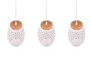 Drei moderne Pendelleuchten mit geometrischem Muster und Holzdetails, aus der Vogelperspektive betrachtet.