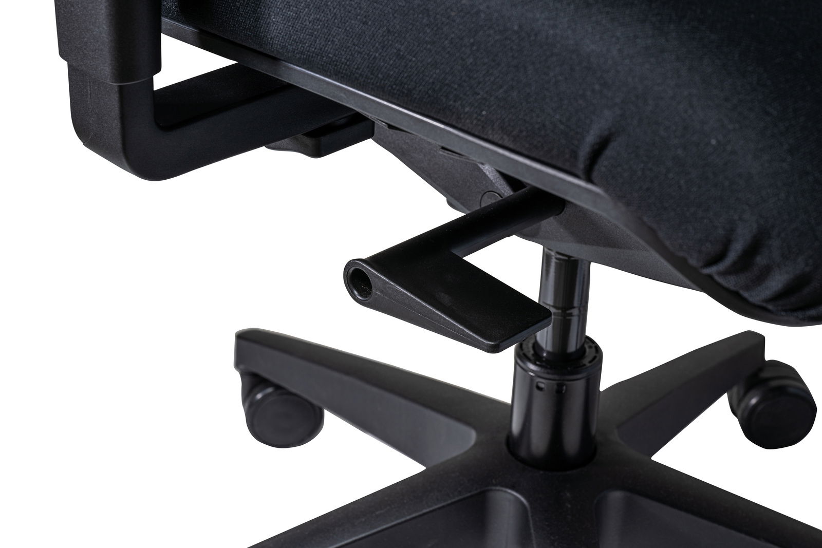 Nahaufnahme eines schwarzen Bürostuhls von unten, zeigt die Rollenbasis und den Hebel zur Höhenverstellung.