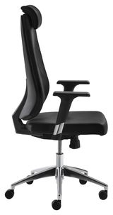 Seitliche Ansicht eines schwarzen Chefsessels mit verstellbaren Armlehnen und Kopfstütze auf einem fünfarmigen Rollfuß.