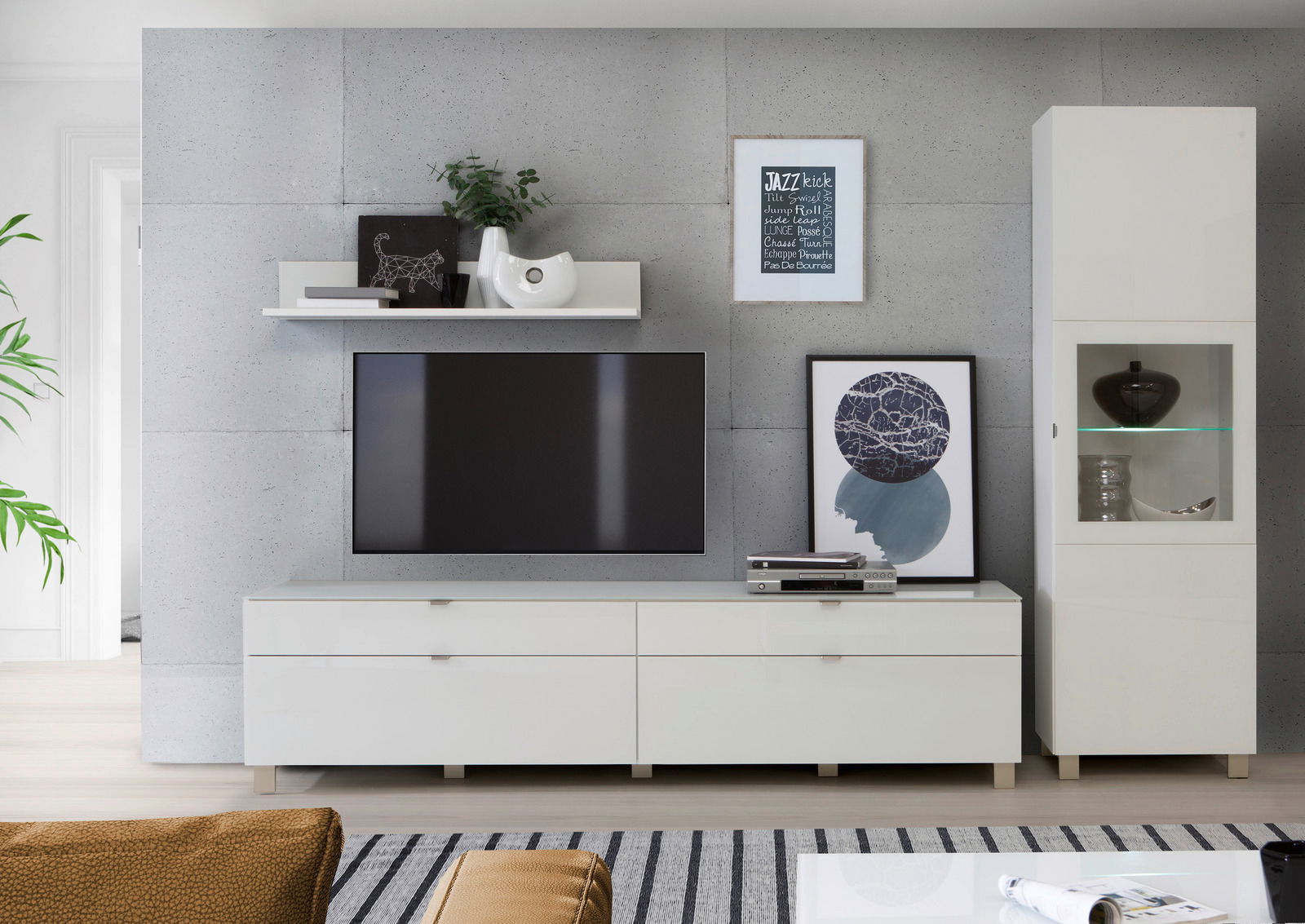 Moderne Wohnzimmermöbel in Weiß, bestehend aus einem TV-Lowboard, einem Hängeschrank und einer Vitrine, frontal betrachtet.