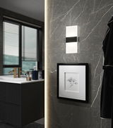 Moderne AKKU-Wandleuchte in einem stilvollen Badezimmer, seitliche Perspektive