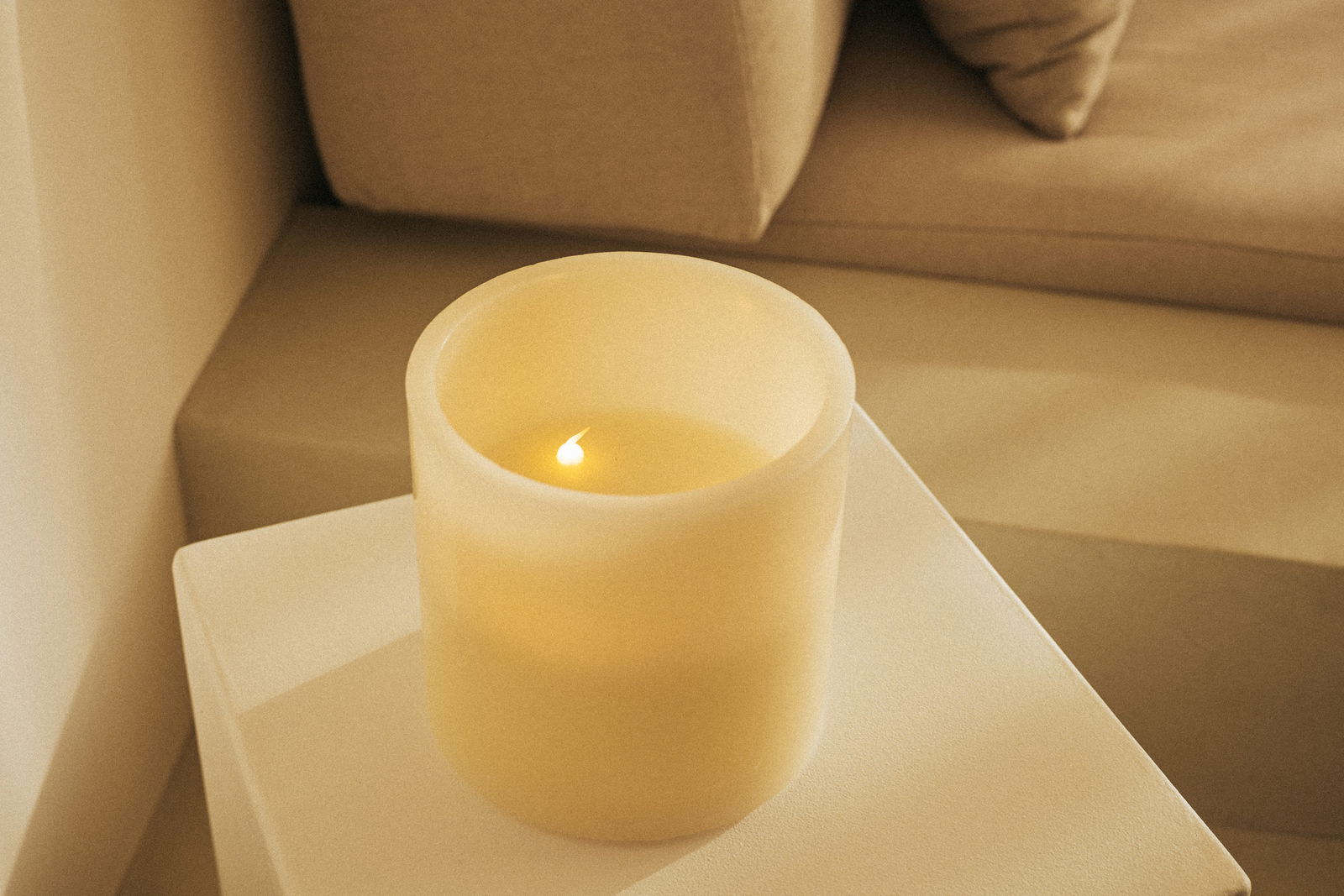 Outdoor-Kerze auf einem Tisch, seitliche Perspektive