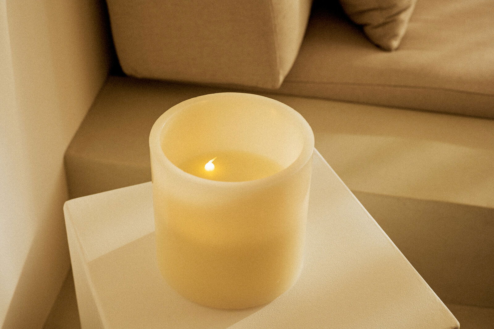 Outdoor-Kerze auf einem Tisch, seitliche Perspektive