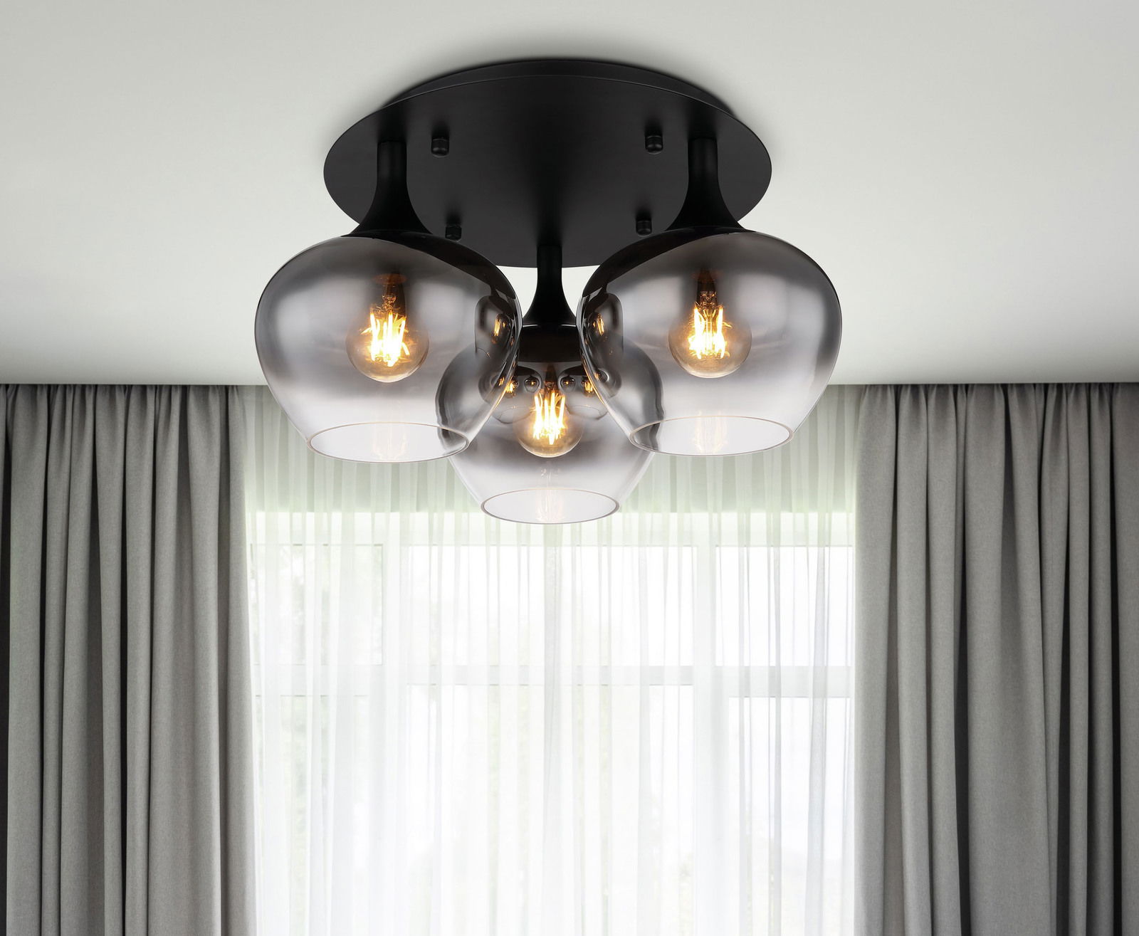 Globo Lighting Deckenleuchte MAXY Moderne Deckenleuchte MAXY mit drei rauchgrauen Glaskugeln, von unten betrachtet, vor einem Fenster mit Vorhängen.