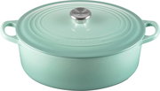 Türkiser Le Creuset Gusseisen-Bräter mit Deckel und Edelstahlknauf, seitliche Griffe, freigestellt auf weißem Hintergrund, Ansicht leicht von oben/vorne
