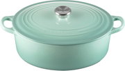 Türkiser Le Creuset Gusseisen-Bräter mit Deckel und Edelstahlknauf, seitliche Griffe, freigestellt auf weißem Hintergrund, Ansicht leicht von oben/vorne