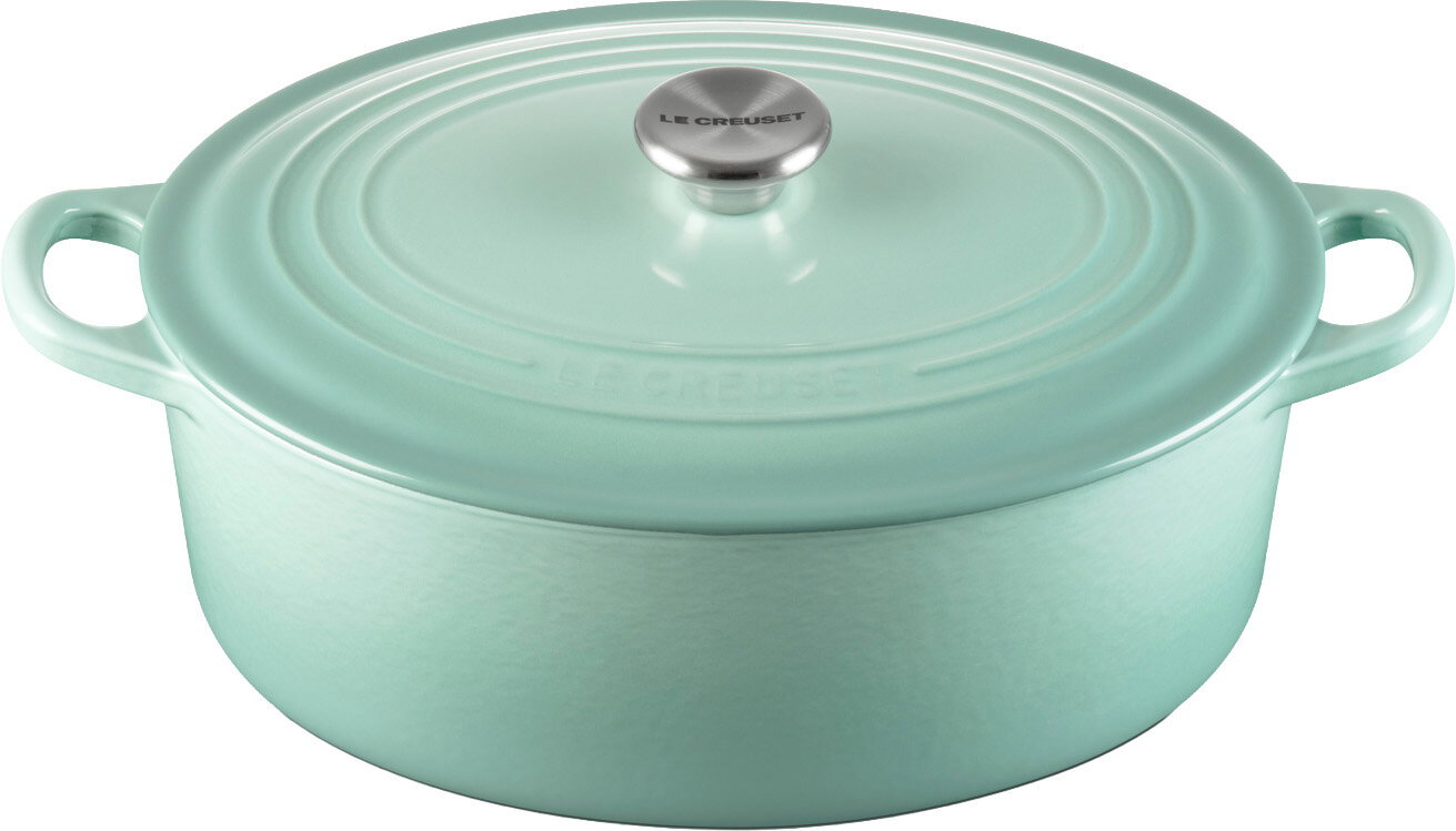 Türkiser Le Creuset Gusseisen-Bräter mit Deckel und Edelstahlknauf, seitliche Griffe, freigestellt auf weißem Hintergrund, Ansicht leicht von oben/vorne