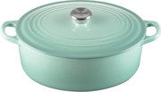 Türkiser Le Creuset Gusseisen-Bräter mit Deckel und Edelstahlknauf, seitliche Griffe, freigestellt auf weißem Hintergrund, Ansicht leicht von oben/vorne