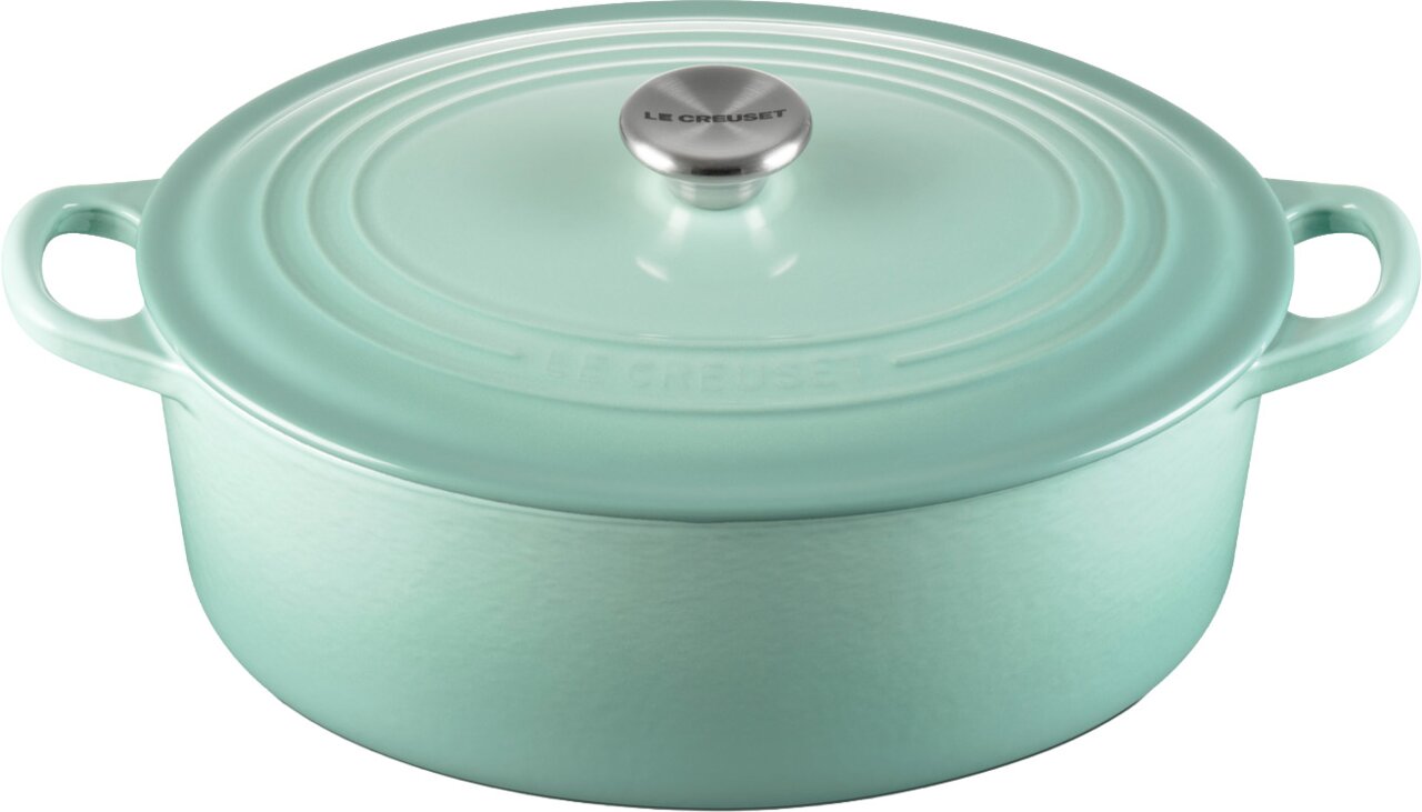 Türkiser Le Creuset Gusseisen-Bräter mit Deckel und Edelstahlknauf, seitliche Griffe, freigestellt auf weißem Hintergrund, Ansicht leicht von oben/vorne