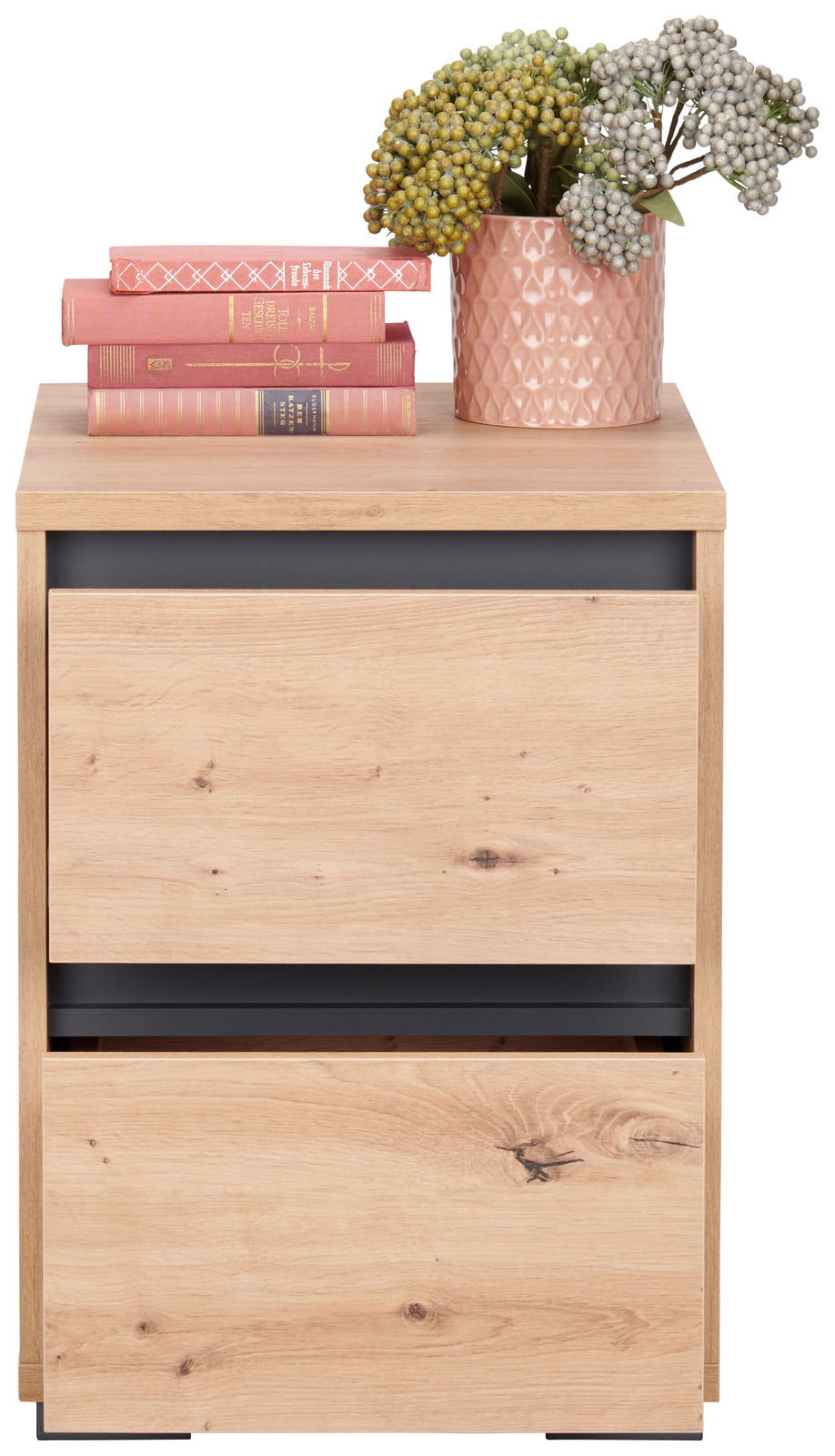Nachtkommode aus Holz mit zwei Schubladen, dekoriert mit Büchern und einer Vase mit Blumen, frontal betrachtet.