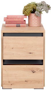 Nachtkommode aus Holz mit zwei Schubladen, dekoriert mit Büchern und einer Vase mit Blumen, frontal betrachtet.