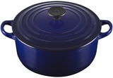 Runder blauer Bräter von Le Creuset mit Deckel, seitliche Perspektive